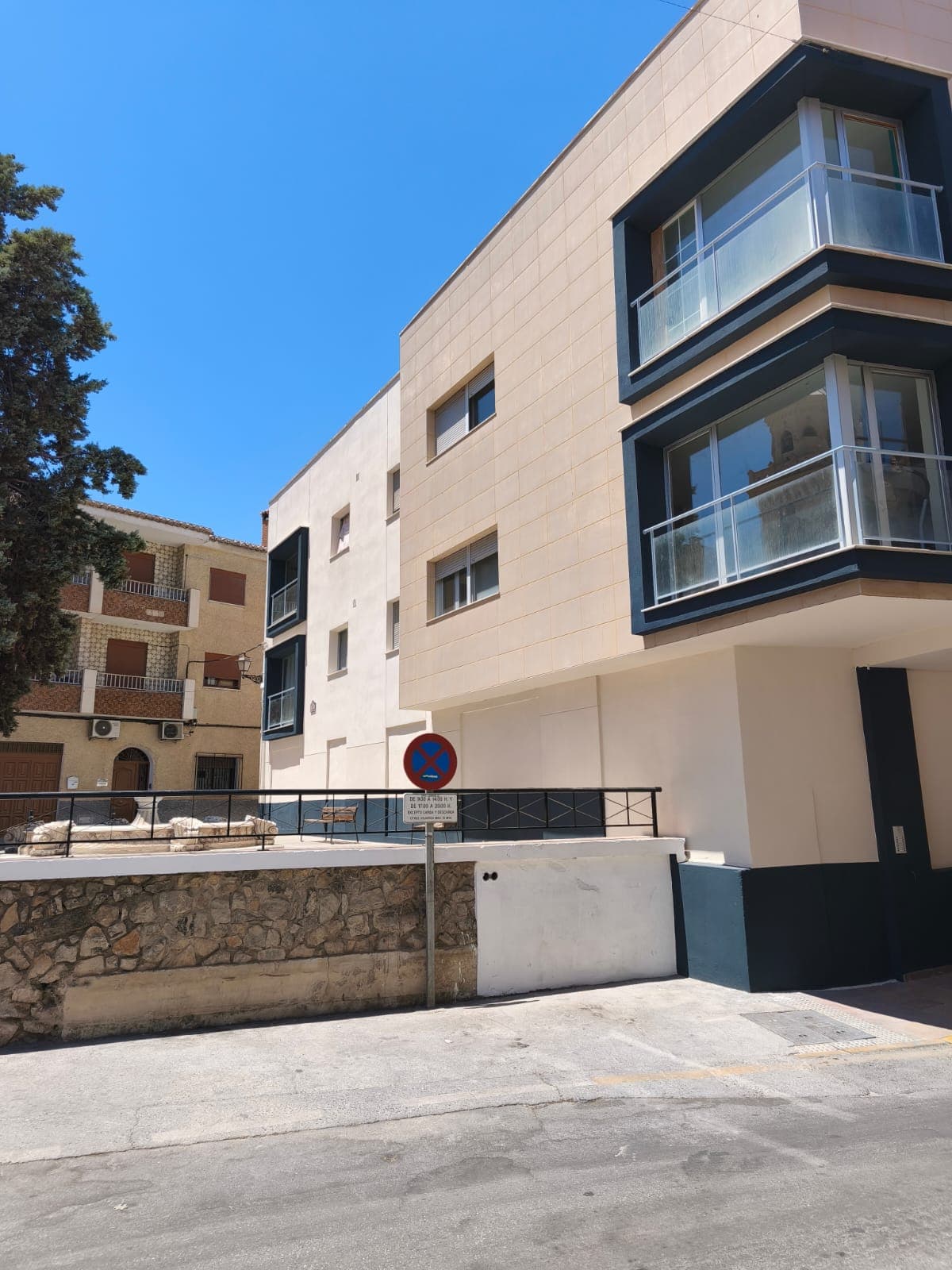 Fachada de comunidad con balcones acristalados pintada por Pinturas Walinot en Granada