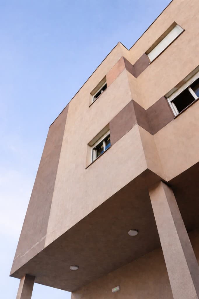 Pintura exterior Granada: acabado resistente para fachada