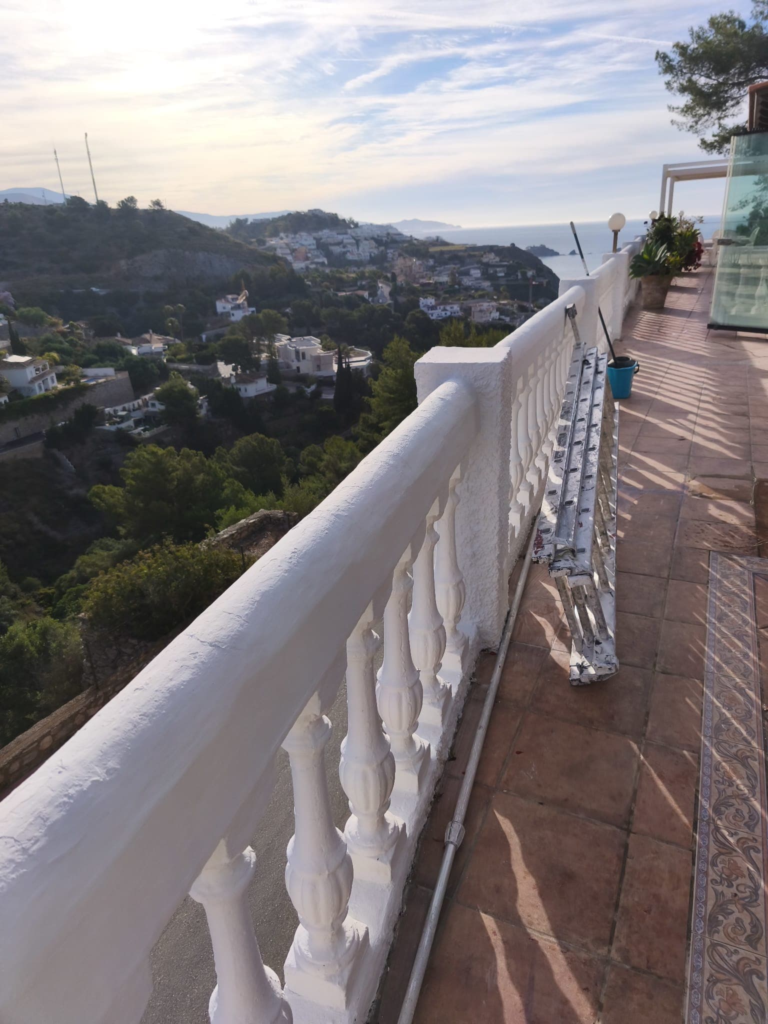 Pintores de fachadas en Granada: balaustrada pintándose con vistas al mar
