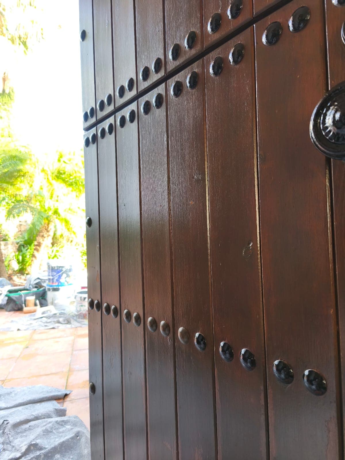 Carpintería exterior en Granada: puerta de madera barnizada por Pinturas Walinot