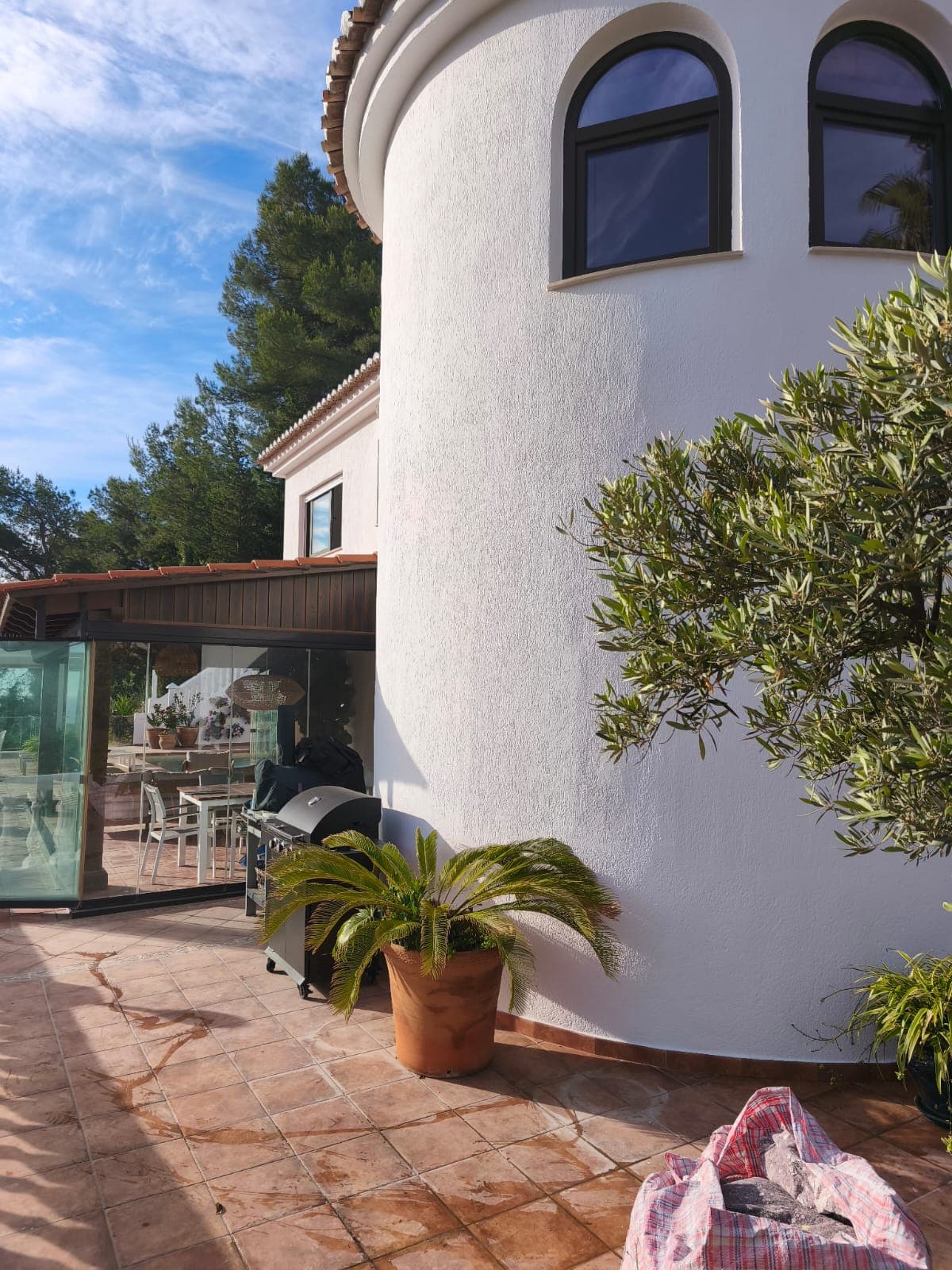 Pintura exterior en Granada: villa con torre circular y acabado blanco mate