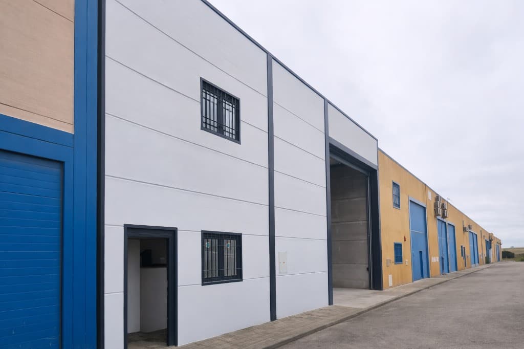 Pintura exterior en Granada: naves industriales y locales comerciales