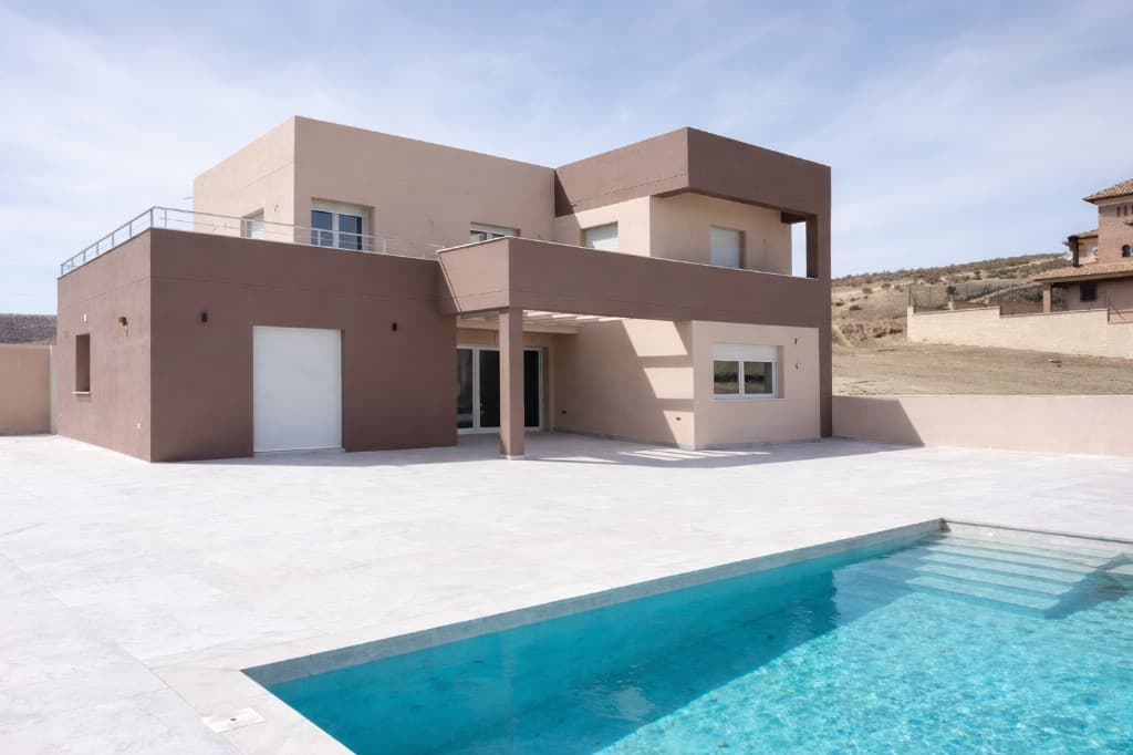 Pintura exterior en Granada: vivienda unifamiliar moderna con fachada renovada